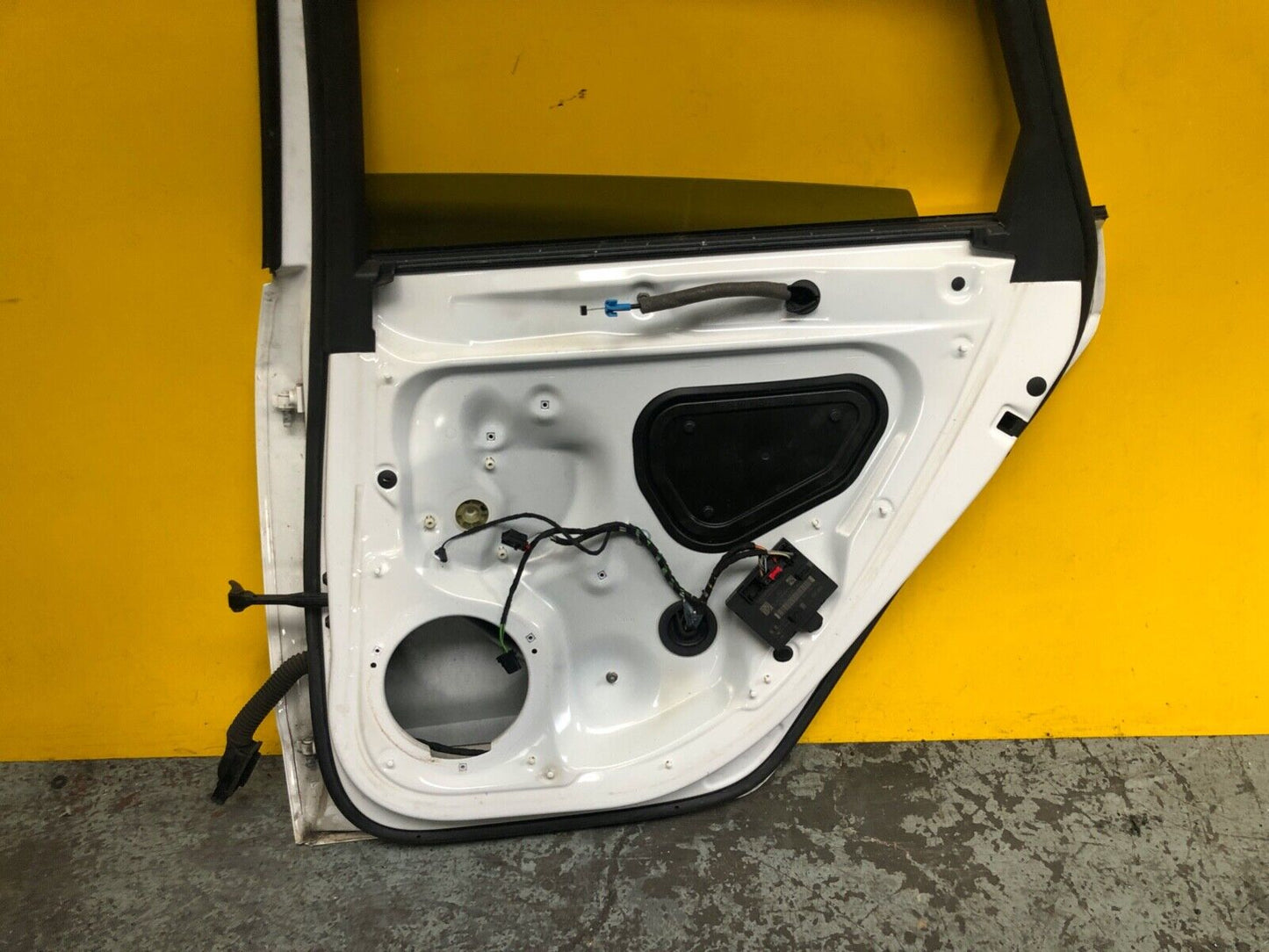 AUDI A3 8V MK3 DOOR DRIVER SIDE REAR RIGHT WITH GLASS IN WHITE