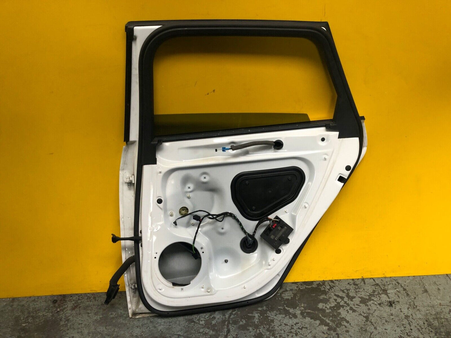 AUDI A3 8V MK3 DOOR DRIVER SIDE REAR RIGHT WITH GLASS IN WHITE