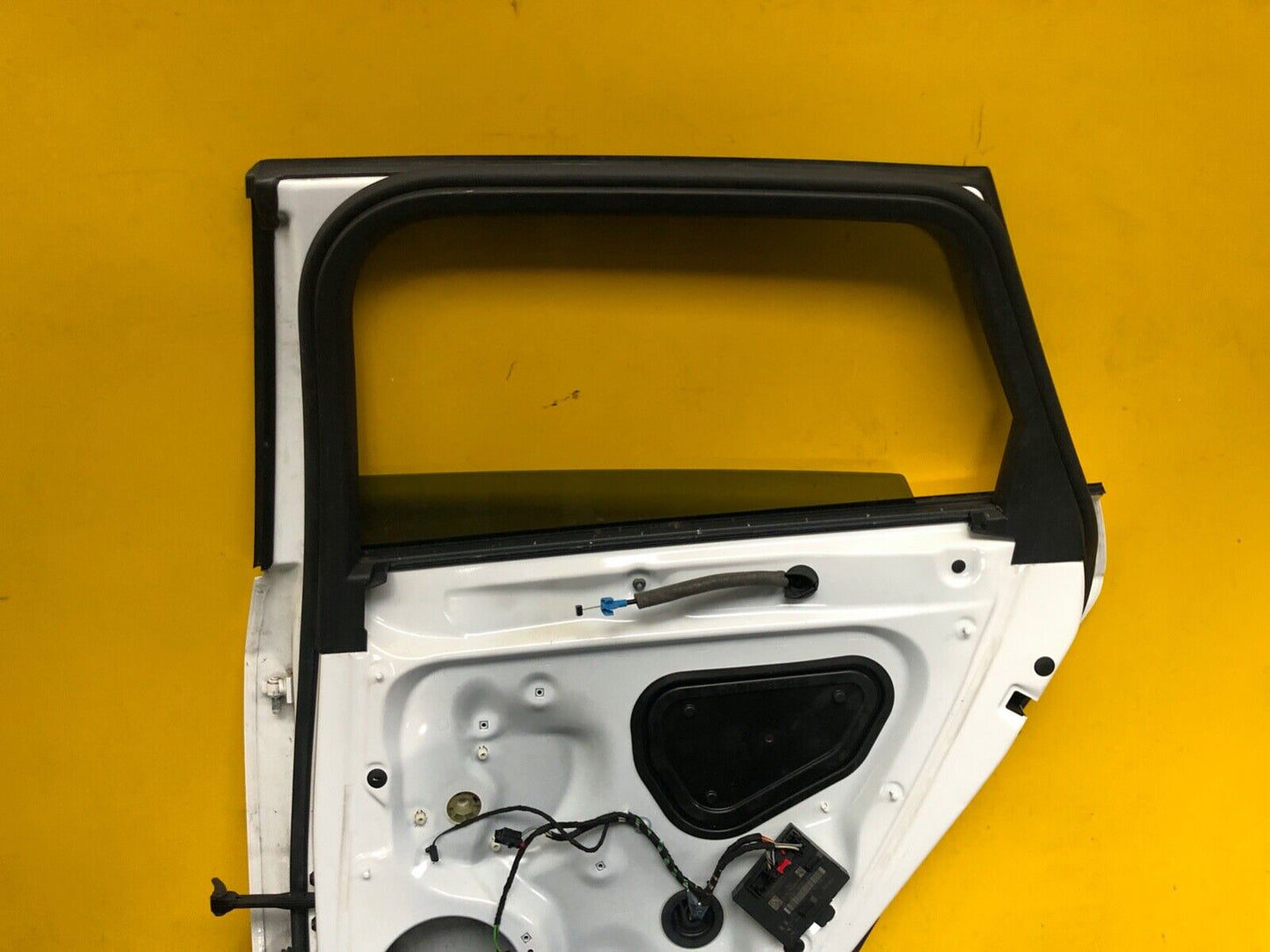 AUDI A3 8V MK3 DOOR DRIVER SIDE REAR RIGHT WITH GLASS IN WHITE