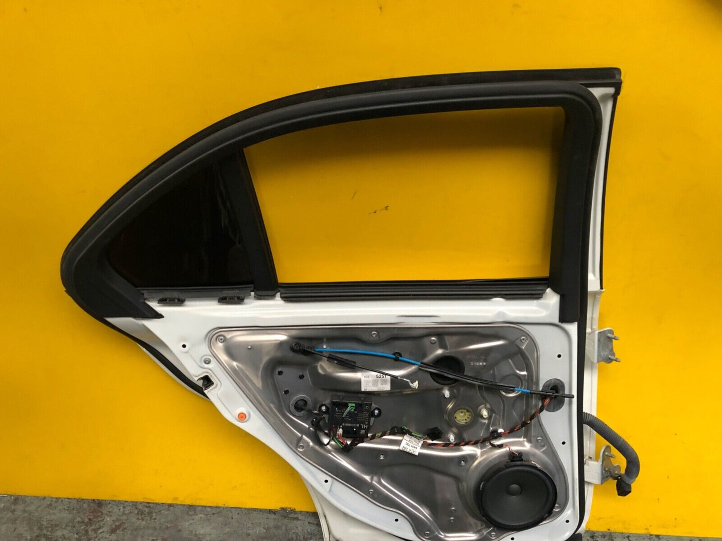 MERCEDES C CLASS SALOON W204 08-14 DOOR PASSENGER SIDE REAR LEFT WITH GLASS