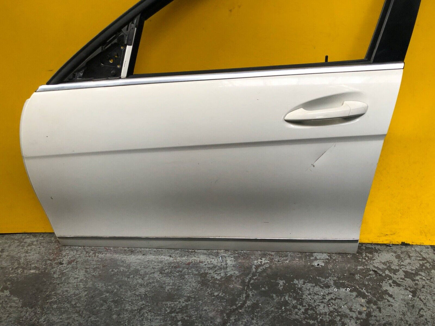 MERCEDES C CLASS SALOON W204 2008-2014 DOOR PASSENGER SIDE FRONT LEFT WITH GLASS