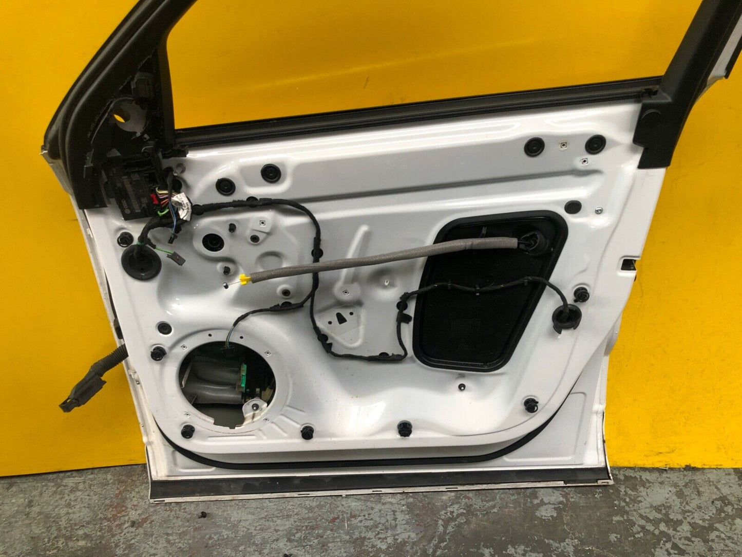 AUDI Q3 8U MK1 DOOR DRIVER SIDE FRONT RIGHT WITH GLASS IN WHITE