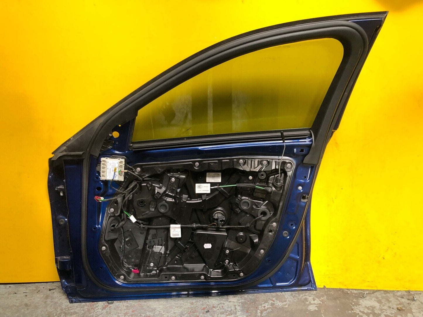 MERCEDES C CLASS W205 2014 - 2021 DOOR DRIVER SIDE FRONT RIGHT WITH GLASS