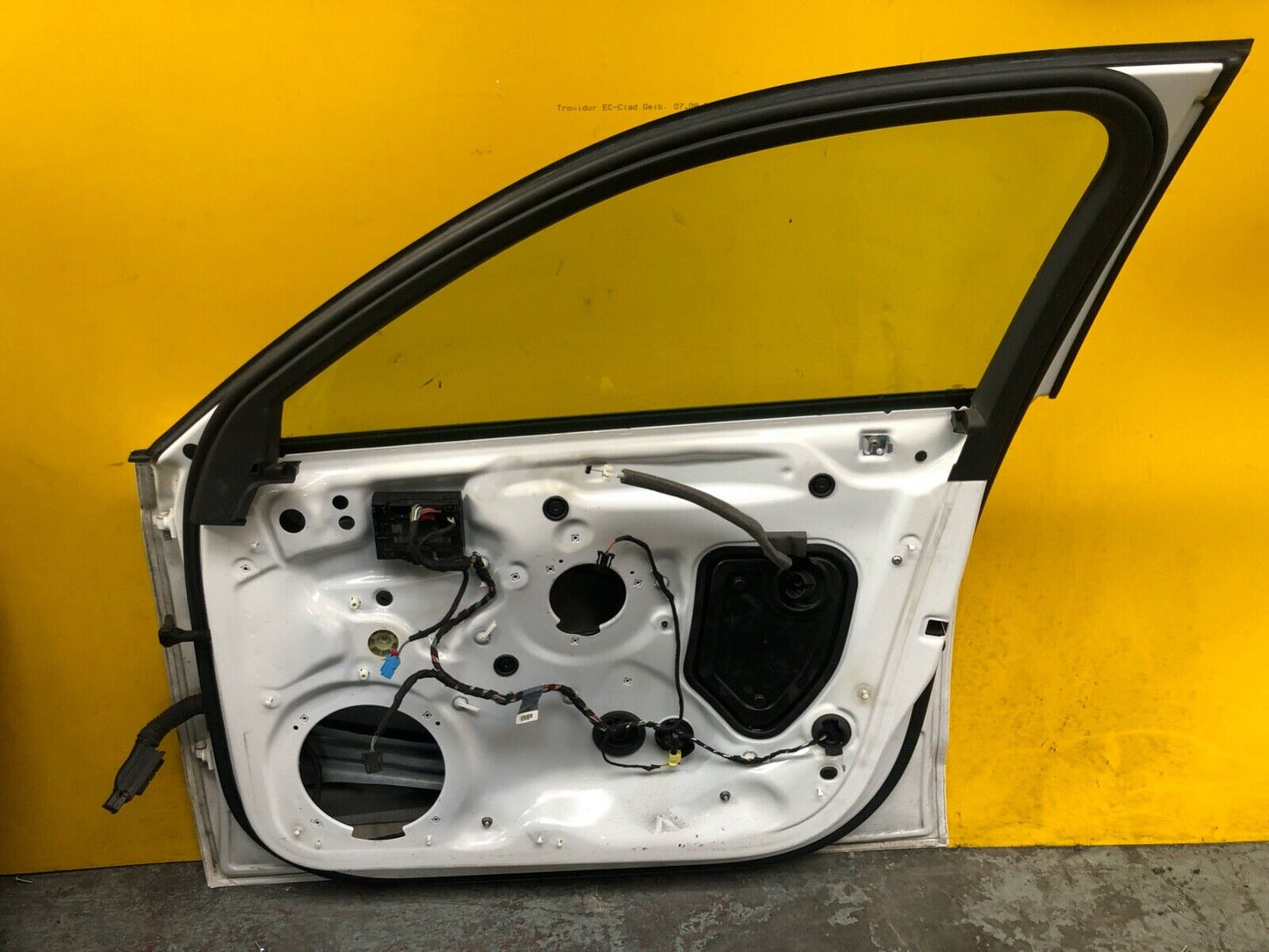 AUDI A3 8V MK3 DOOR DRIVER SIDE FRONT RIGHT WITH GLASS IN WHITE