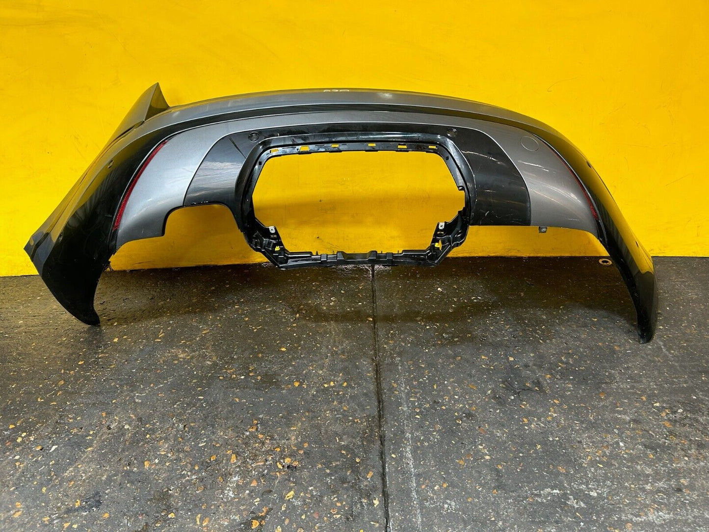 RANGE ROVER VELAR 2017 - 2021 L560 REAR BUMPER WITH PDC SENSORS