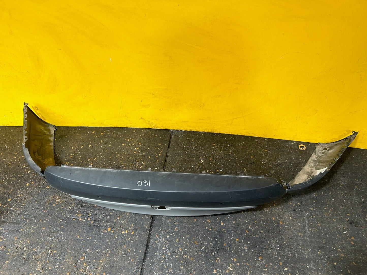 LAND ROVER DISCOVERY 5 HSE REAR BUMPER 2017-ON WITH PDC HY32-17K950-AA